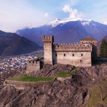 Un viaggio di 7000 anni nelle fortificazioni bellinzonesi
