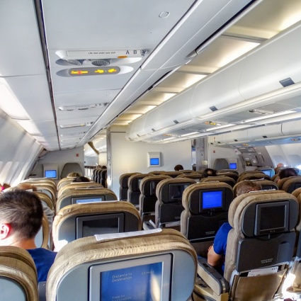 Al clima, al clima! Ma i giovani viaggiano con il mezzo più inquinante: l'aereo