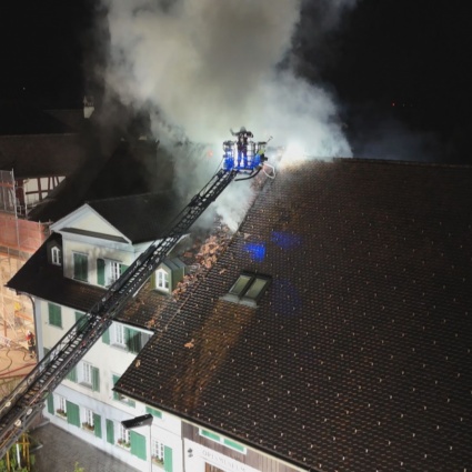 Spaventoso incendio nel centro del paese, otto feriti