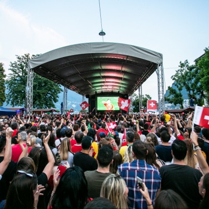 Per gli Europei di calcio ecco il maxi schermo in Piazza Manzoni