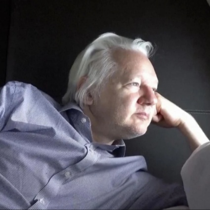 Assange è libero. Lugano riaccoglierà la sua famiglia