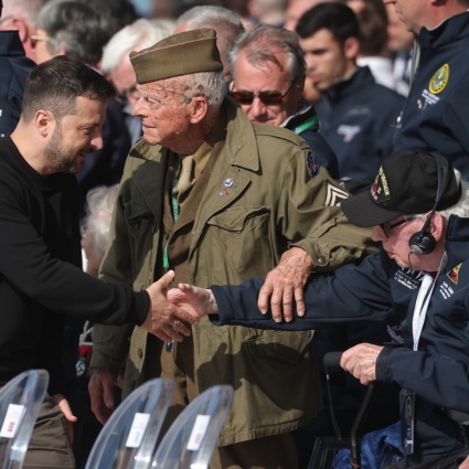 D-Day, abbracci tra un veterano e Zelensky: «Prego per te»