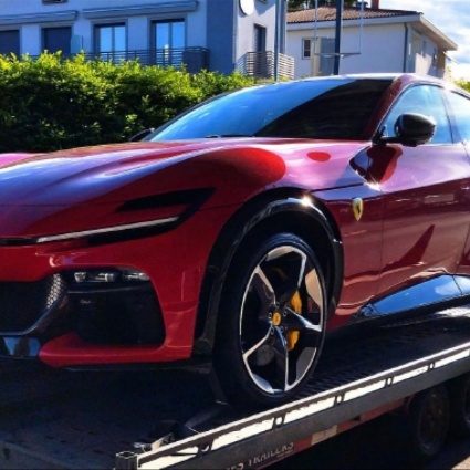 In dogana con una Ferrari di contrabbando