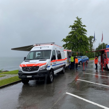 Una barca a vela cola a picco nel lago di Zugo, a bordo c'era un uomo