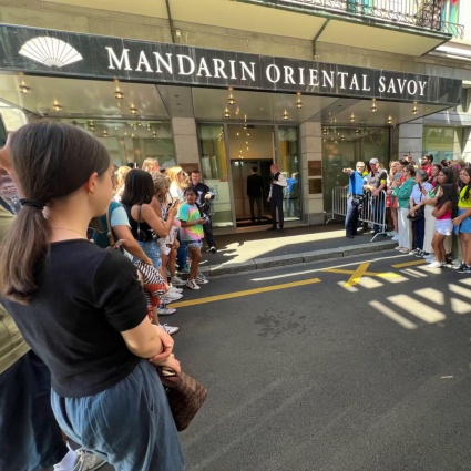 L'assedio dei fan all'hotel di Taylor Swift, arriva la polizia