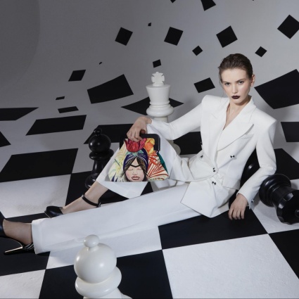 MODA AI 24/25J'ESSENTIA: "Geometrie Metaforiche in Bianco e Nero"
