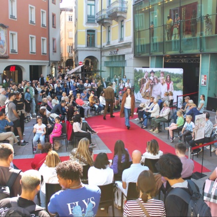 Piazza Dante si è vestita a festa per la sfilata Manor