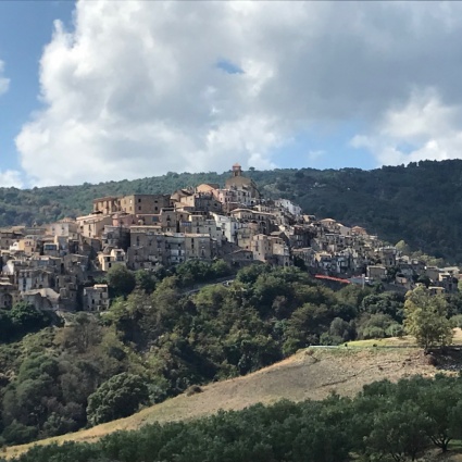 Castelli, borghi sospesi e relax sul mare