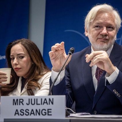 La famiglia Assange (assente Julian) a Plan ₿ Forum per parlare di libertà di parola