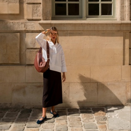 Sofía Moser ridefinisce l'eleganza casual