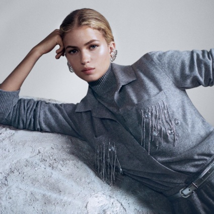 La bellezza del cashmere si fonde a dettagli luminosi
