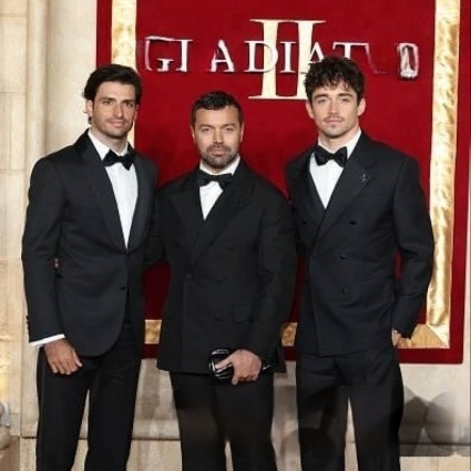 Charles Leclerc e Carlos Sainz indossano Ferrari