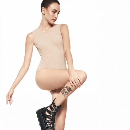 Sandalo biker open-toe e sabot dal design distintivo