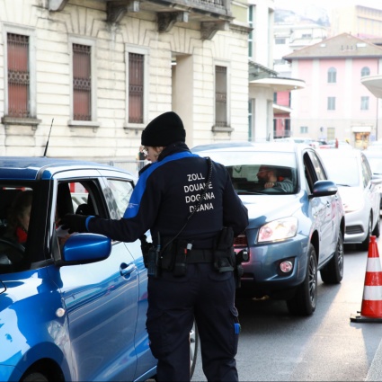 I primi giorni di stretta sul turismo della spesa: «Titubanza, ma poche code»
