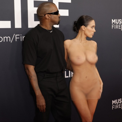 Censori nude look: tutto bene a LA, mica tanto a Tokyo