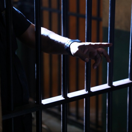 Uccise la sua partner sessuale e la gettò nel lago, condannato a 20 anni di carcere