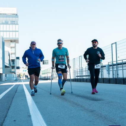 Le scarpe disinfettate, la maratona in aeroporto, il runner in stampelle