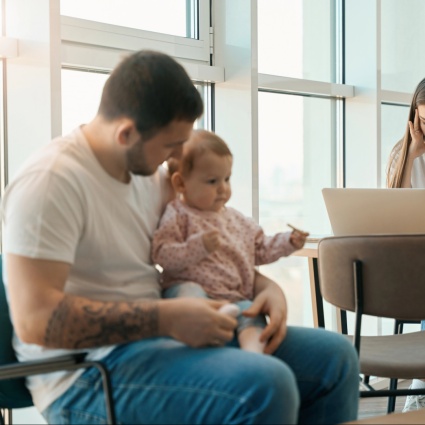 Un congedo parentale di 18 settimane per ciascun genitore: lanciata l'iniziativa popolare