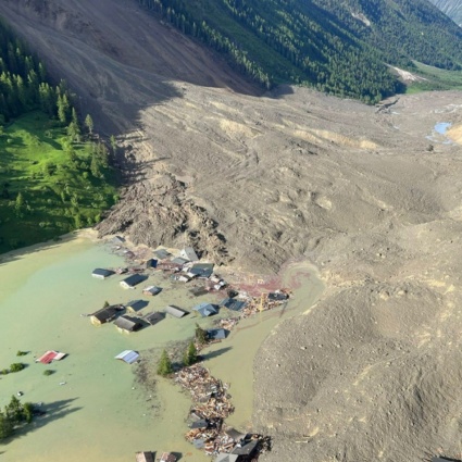 Blatten sepolto da una massa di ghiaccio e rocce lunga quasi due chilometri
