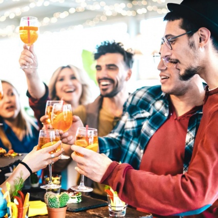 Brindisi amaro: come l’alcol può mandare in fumo i tuoi capelli