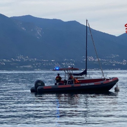 Turista cade da un parapetto nel lago di Como