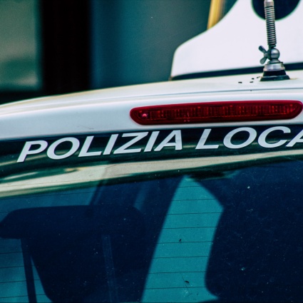 Schiacciata contro un muro da un'auto con targa svizzera: muore donna di 79 anni