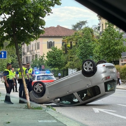 Un'auto si cappotta in Viale Stefano Franscini