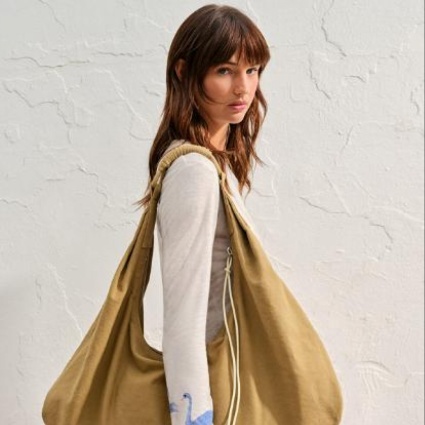 H&M e Mia Regan insieme per una collezione estiva creativa e personale