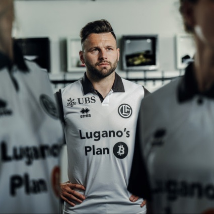 Eleganza e colori invertiti: la nuova maglia "away" del Lugano