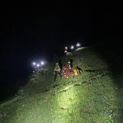 Precipita durante una discesa notturna: escursionista gravemente ferito