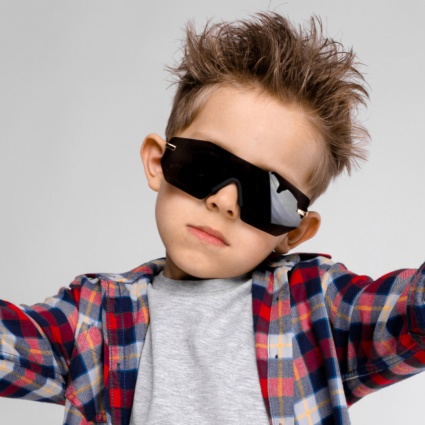 Bambini in vetrina sui social: la nuova infanzia tra fama, rischi, abusi e like