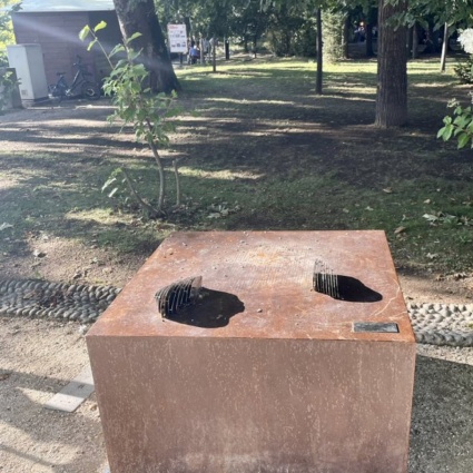 Sparita la statua del fondatore di Bitcoin