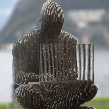 Statua Satoshi Nakamoto, al via la petizione per il ripristino dell’opera