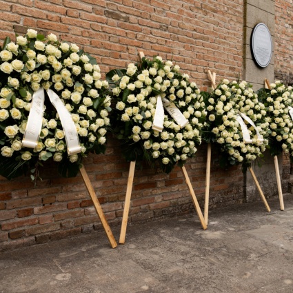 Fiori bianchi per l'addio a Giorgio Armani