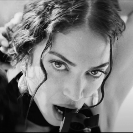 Elodie brilla nel nuovo videoclip “Ex” con i gioielli APM Monaco