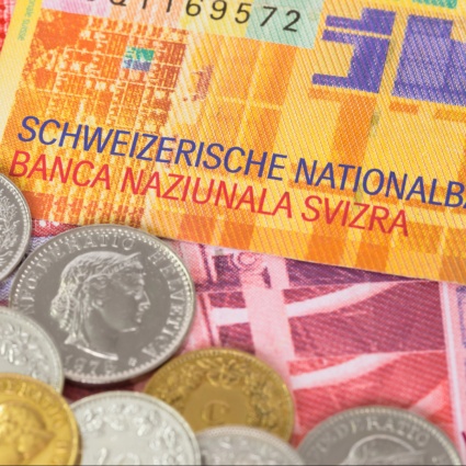 Il franco svizzero torna a essere bene rifugio: si rafforza su dollaro ed euro