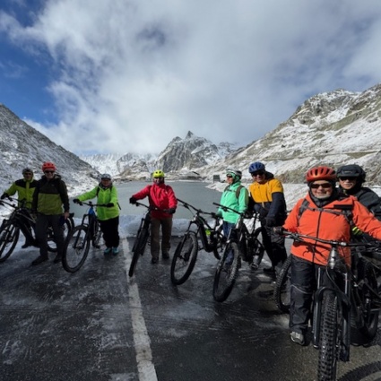 Dal ghiaccio dal sole: in bici dal Gran San Bernardo a Pavia