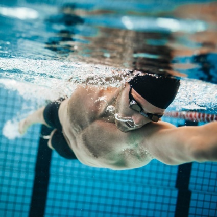 Allenamento con i pesi e nuoto