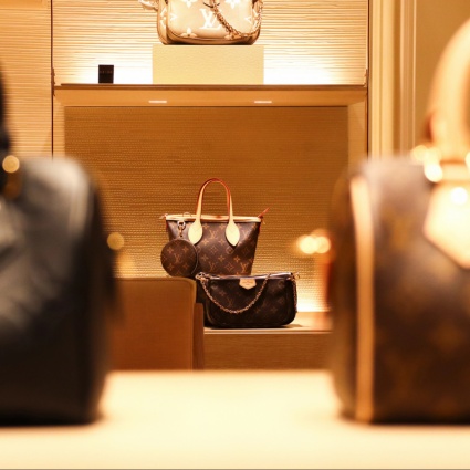 Chiede di vedere delle borse Louis Vuitton, ne mette una al collo e se ne va
