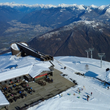 Carnevale sul Monte Tamaro: colori, neve e sapori tra cielo e lago