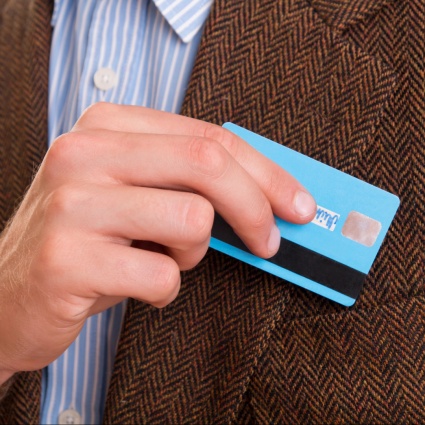 Pagare all'estero? Meglio la carta di debito che di credito