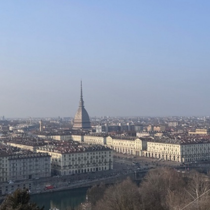 Un racconto urbano tra viali alberati, cinema e memoria storica
