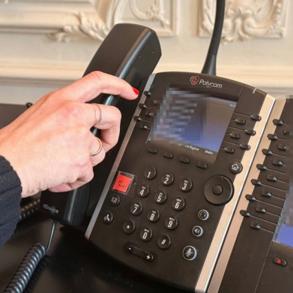 «Ho una corda al collo». Ecco cosa vivono i volontari al Telefono Amico