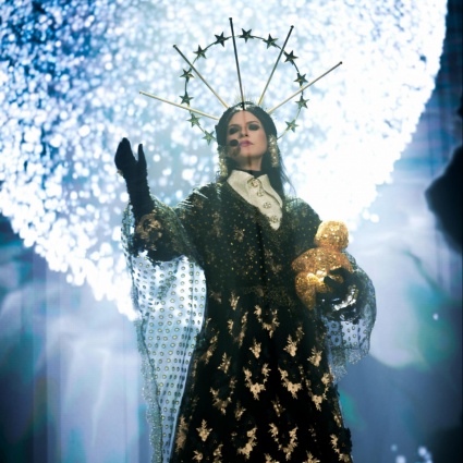 Laura Pausini incanta il mondo: eleganza scenica in tour