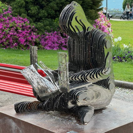 Vandalizzata per la seconda volta la statua del creatore di Bitcoin