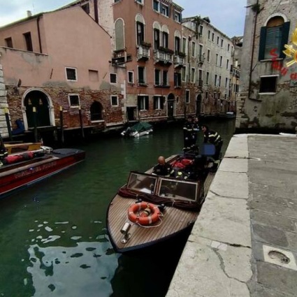 Finiscono in acqua in tre, 20enne annega a Venezia