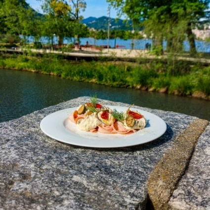 Estate sul lago: il fascino senza tempo dell’Antica Osteria del Porto