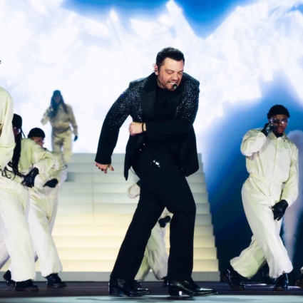 Tiziano Ferro illumina il palco con Golden Goose