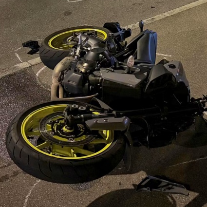 La fuga dall'autopattuglia, poi lo schianto: 15enne spira in ospedale
