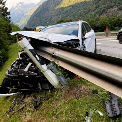 A13, perde il controllo dell'auto e si incastra sotto il guardrail